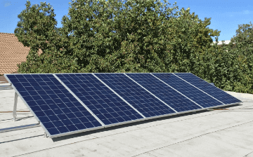 Paneles solares interconectados instalados en vivienda